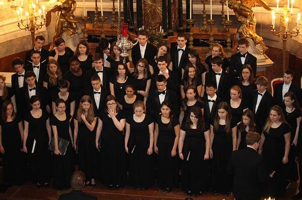Quelle: pixabay.com/intmurr, https://pixabay.com/de/photos/chor-kirchenchor-singen-sch%C3%B6nbrunn-458173/ Jugendchor in einer Kirche